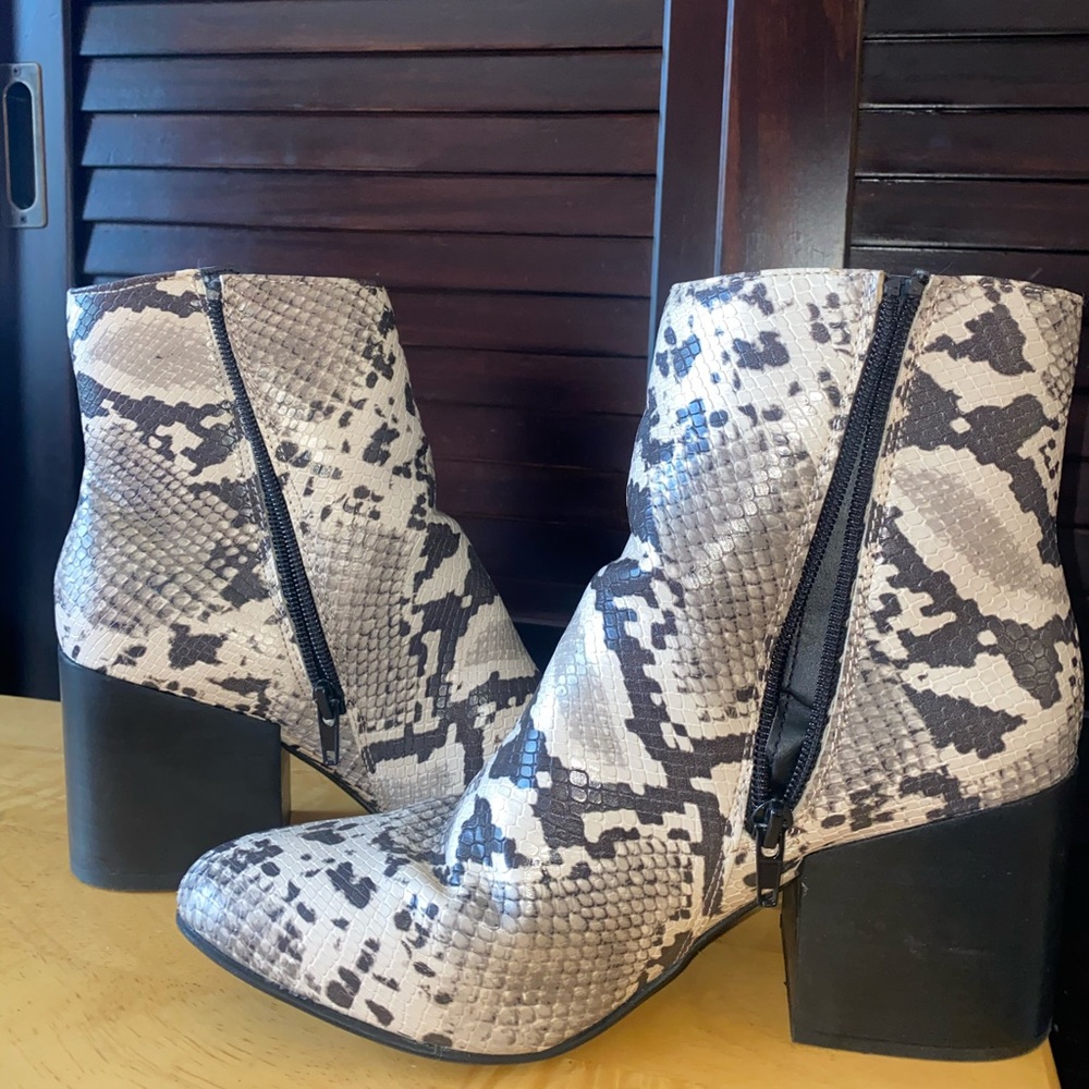 Dafni Bootie